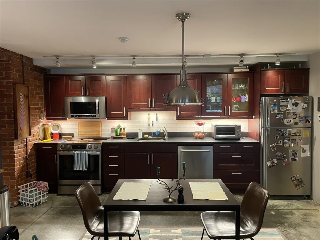 2 bed, 2 bath apartment for rent at 1760 Beacon St Unit 3, Beaconsfield — photo 3 of 16