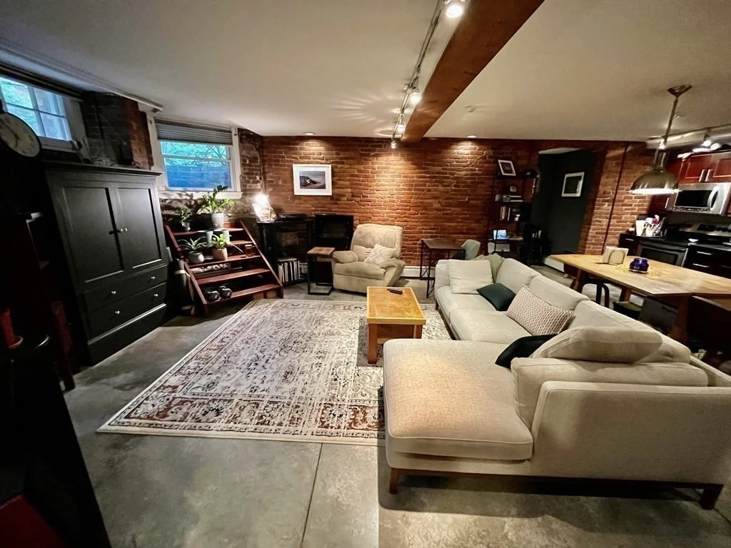 2 bed, 2 bath apartment for rent at 1760 Beacon St Unit 3, Beaconsfield — photo 1 of 16