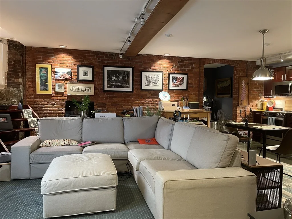 2 bed, 2 bath apartment for rent at 1760 Beacon St Unit 3, Beaconsfield — photo 2 of 16