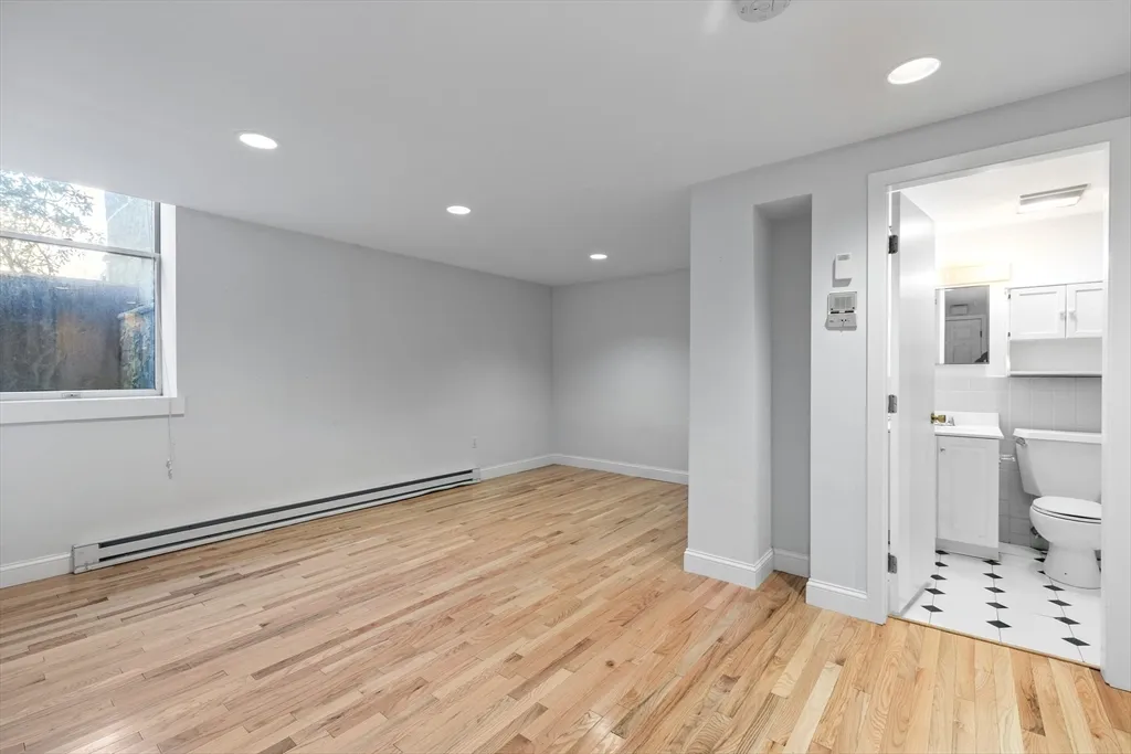 1 bed, 1 bath apartment for rent at 1763 Beacon St Unit A, Beaconsfield — photo 14 of 20