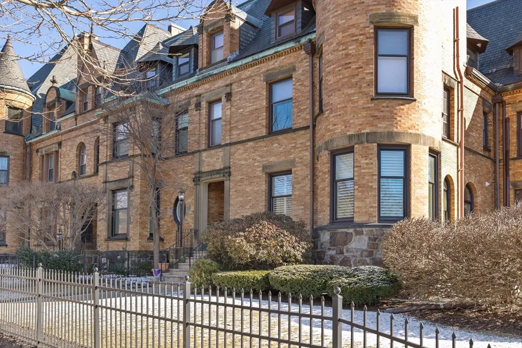 1 bed, 1 bath apartment for rent at 1763 Beacon St Unit A, Beaconsfield — photo 16 of 20