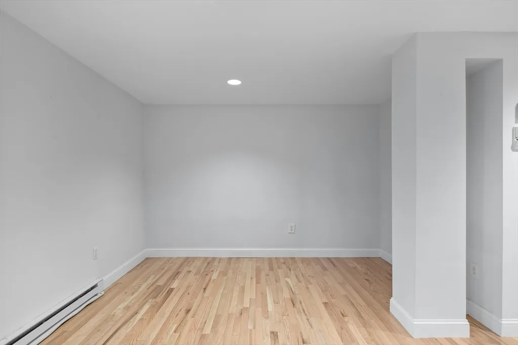 1 bed, 1 bath apartment for rent at 1763 Beacon St Unit A, Beaconsfield — photo 5 of 20