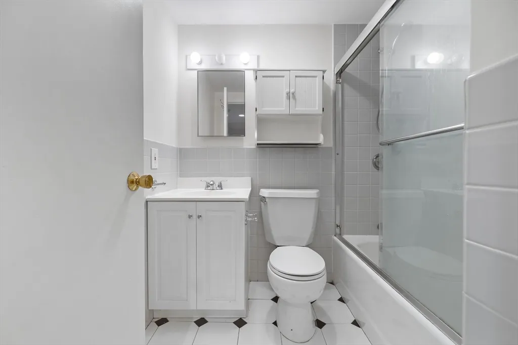 1 bed, 1 bath apartment for rent at 1763 Beacon St Unit A, Beaconsfield — photo 4 of 20