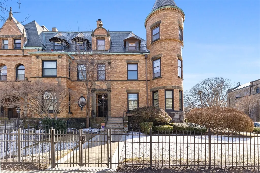 1 bed, 1 bath apartment for rent at 1763 Beacon St Unit A, Beaconsfield — photo 20 of 20