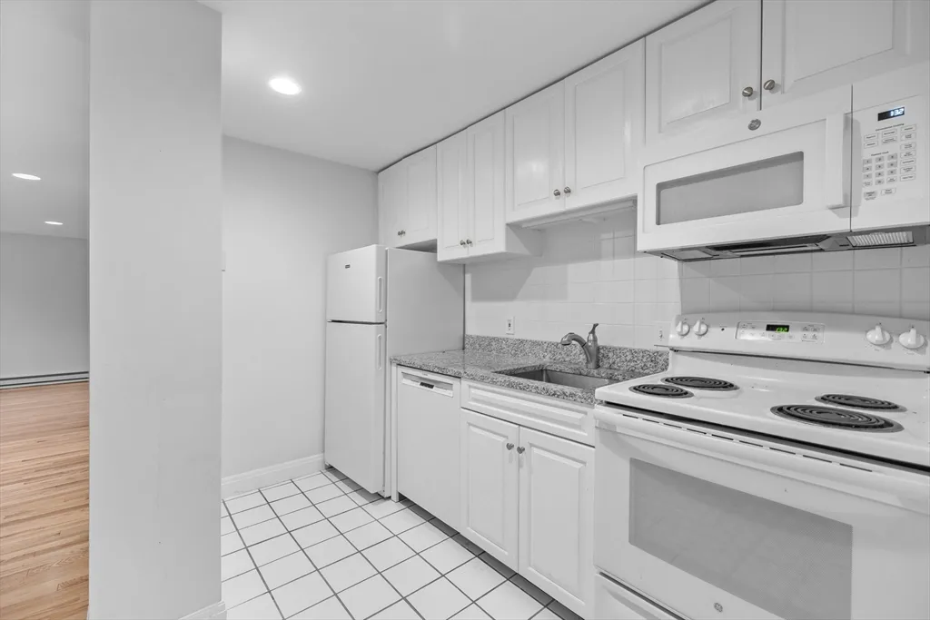 1 bed, 1 bath apartment for rent at 1763 Beacon St Unit A, Beaconsfield — photo 8 of 20
