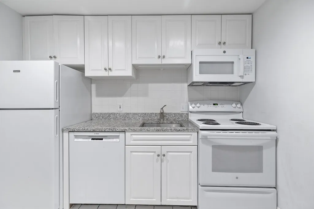 1 bed, 1 bath apartment for rent at 1763 Beacon St Unit A, Beaconsfield — photo 9 of 20