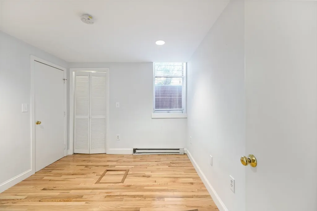 1 bed, 1 bath apartment for rent at 1763 Beacon St Unit A, Beaconsfield — photo 3 of 20