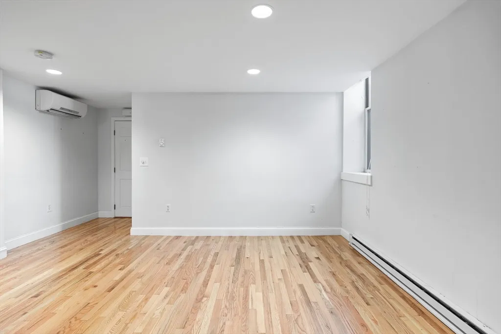 1 bed, 1 bath apartment for rent at 1763 Beacon St Unit A, Beaconsfield — photo 10 of 20