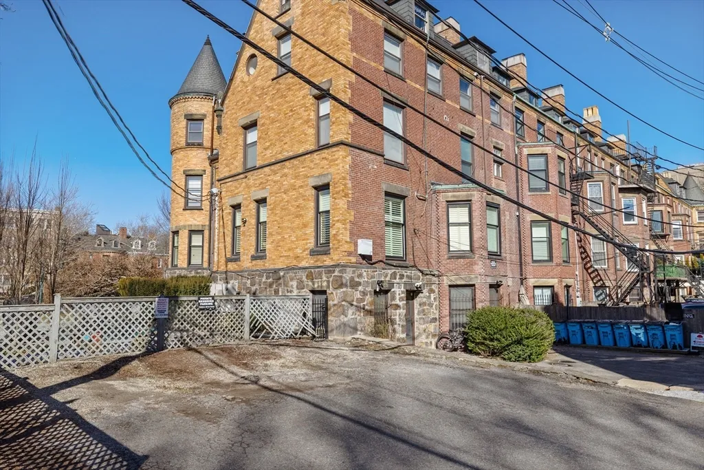 1 bed, 1 bath apartment for rent at 1763 Beacon St Unit A, Beaconsfield — photo 17 of 20