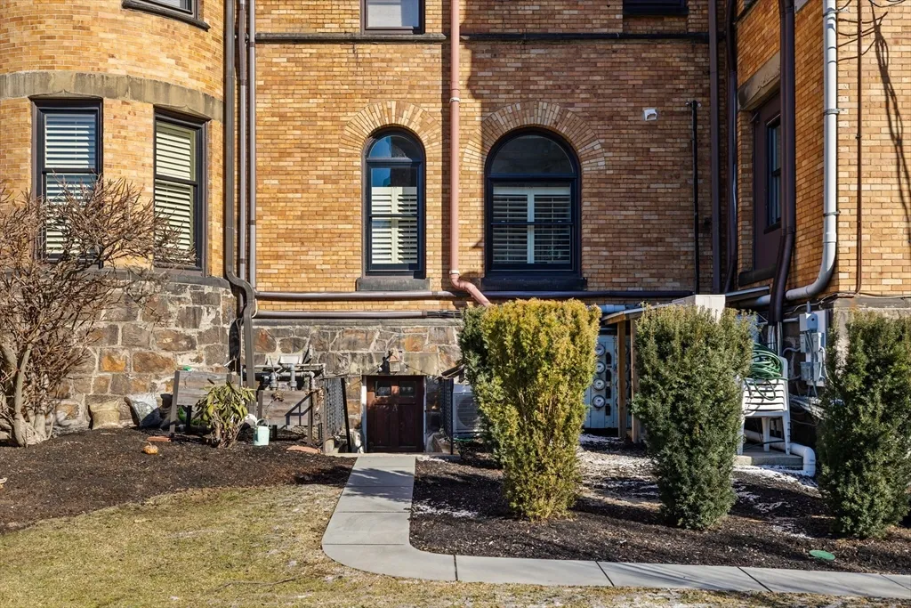 1 bed, 1 bath apartment for rent at 1763 Beacon St Unit A, Beaconsfield — photo 18 of 20