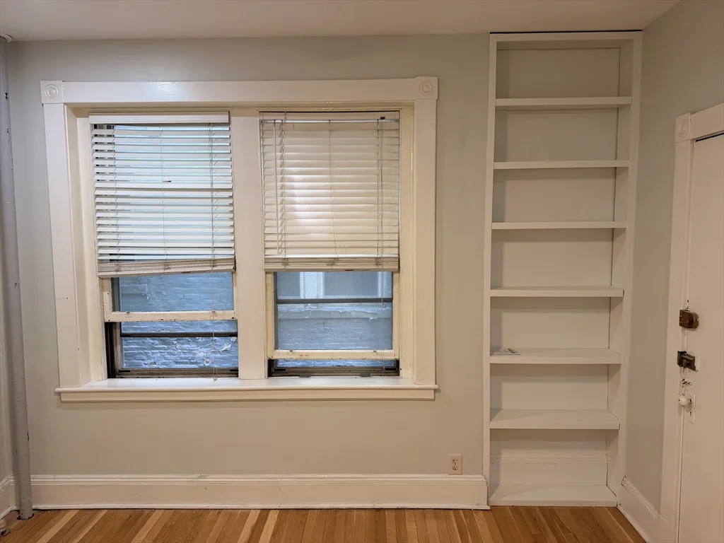1 bed, 1 bath apartment for rent at 1768 Beacon Unit 4, Beaconsfield — photo 6 of 19