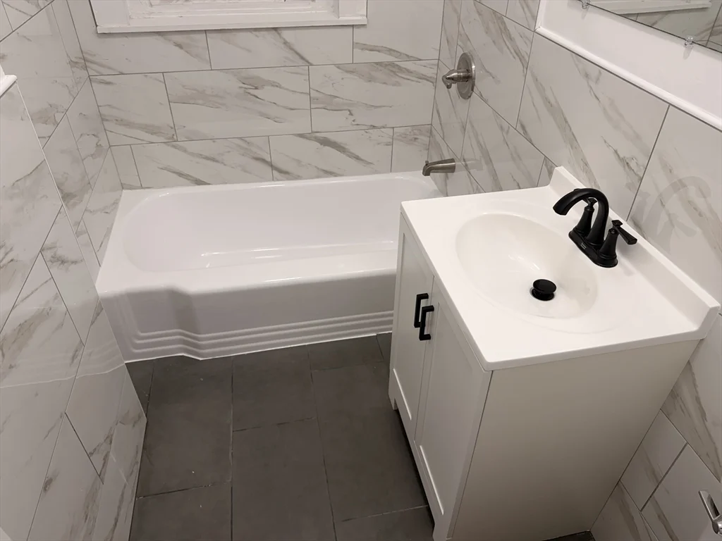 1 bed, 1 bath apartment for rent at 1768 Beacon Unit 4, Beaconsfield — photo 11 of 19