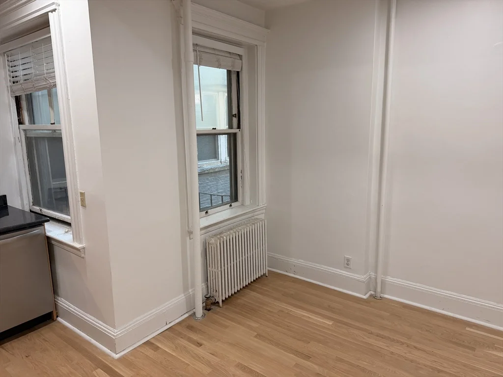 1 bed, 1 bath apartment for rent at 1768 Beacon Unit 4, Beaconsfield — photo 15 of 19