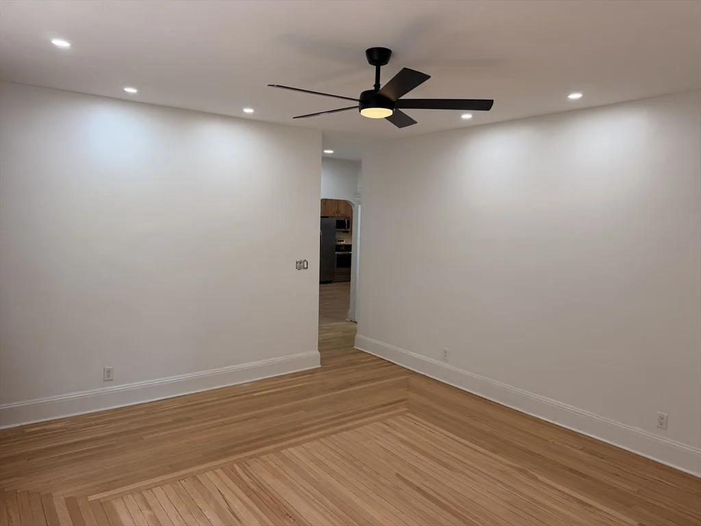 1 bed, 1 bath apartment for rent at 1768 Beacon Unit 4, Beaconsfield — photo 4 of 19