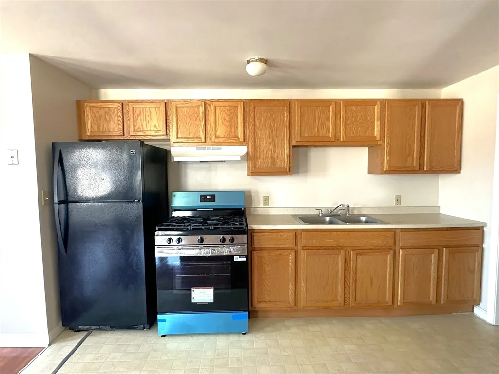 3 bed, 1 bath apartment for rent at 177 Nashua St Unit 5, Fall River — photo 6 of 17