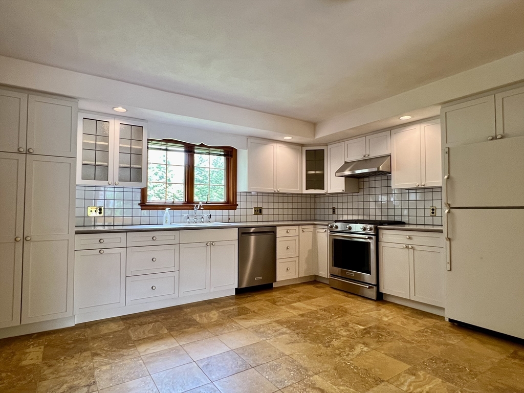 3 bed, 2 bath apartment for rent at 177R Faneuil St Unit N/A, Oak Square — photo 11 of 33