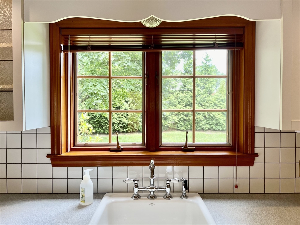 3 bed, 2 bath apartment for rent at 177R Faneuil St Unit N/A, Oak Square — photo 14 of 33