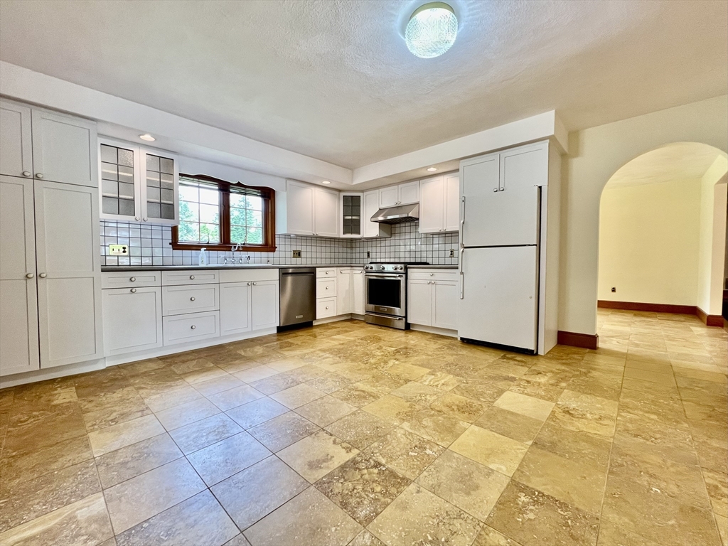 3 bed, 2 bath apartment for rent at 177R Faneuil St Unit N/A, Oak Square — photo 13 of 33
