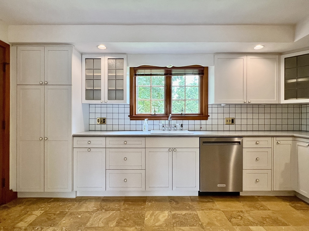 3 bed, 2 bath apartment for rent at 177R Faneuil St Unit N/A, Oak Square — photo 12 of 33