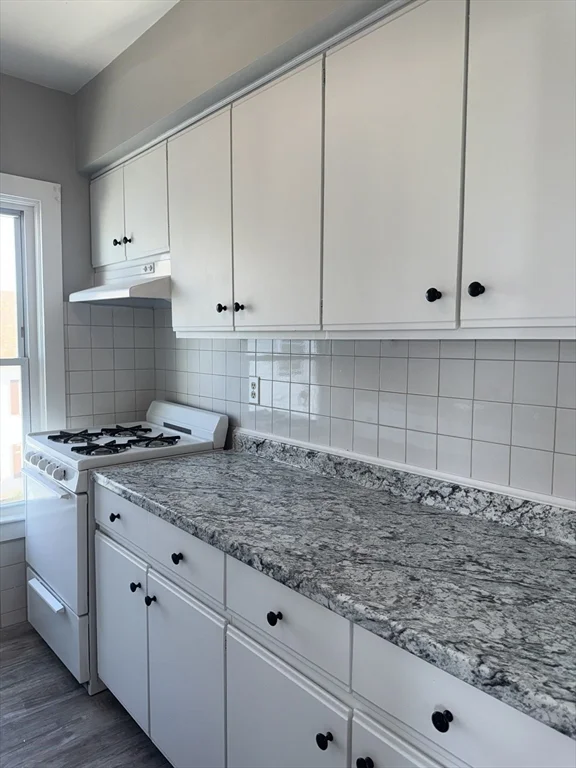 3 bed, 1 bath apartment for rent at 178 Blackmer St Unit 3, North — photo 5 of 32