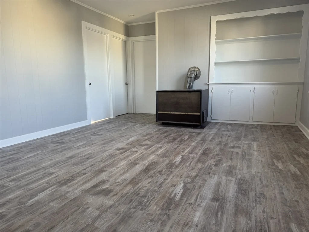 3 bed, 1 bath apartment for rent at 178 Blackmer St Unit 3, North — photo 3 of 32