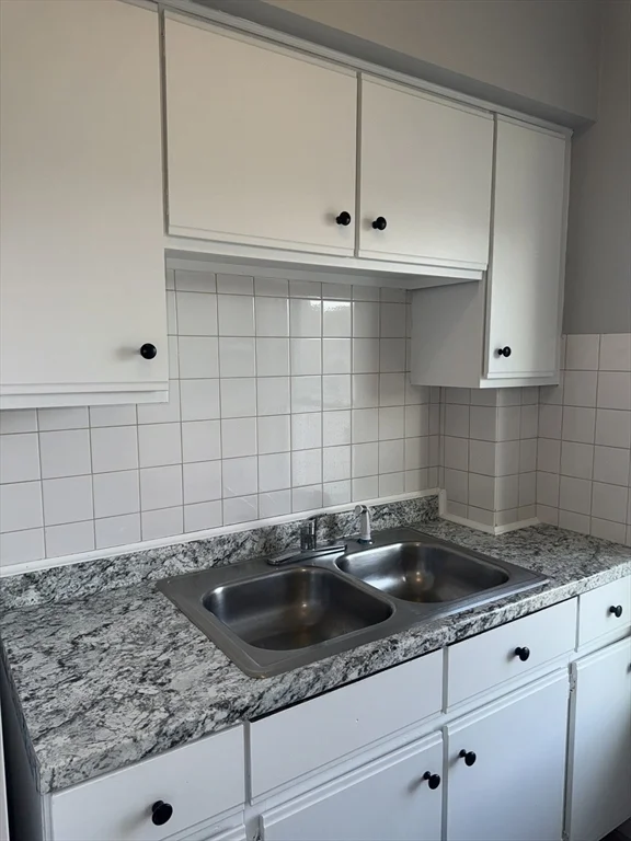 3 bed, 1 bath apartment for rent at 178 Blackmer St Unit 3, North — photo 6 of 32
