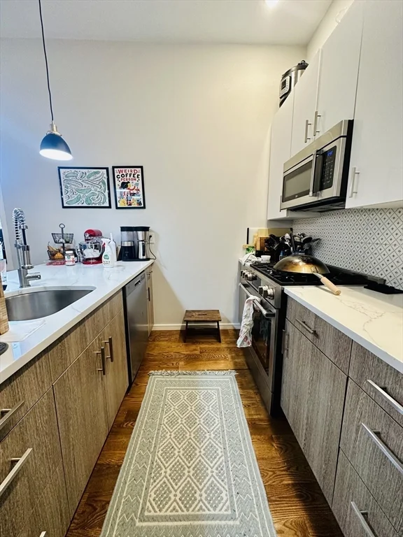 2 bed, 2 bath apartment for rent at 178 Elm Unit 3, Cambridge — photo 4 of 8