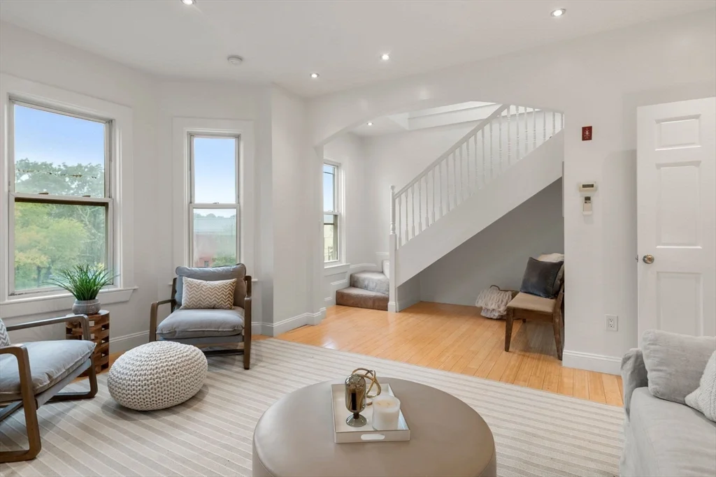 3 bed, 2 bath apartment for rent at 178 Hyde Park Ave Unit 3, Jamaica Plain — photo 3 of 23