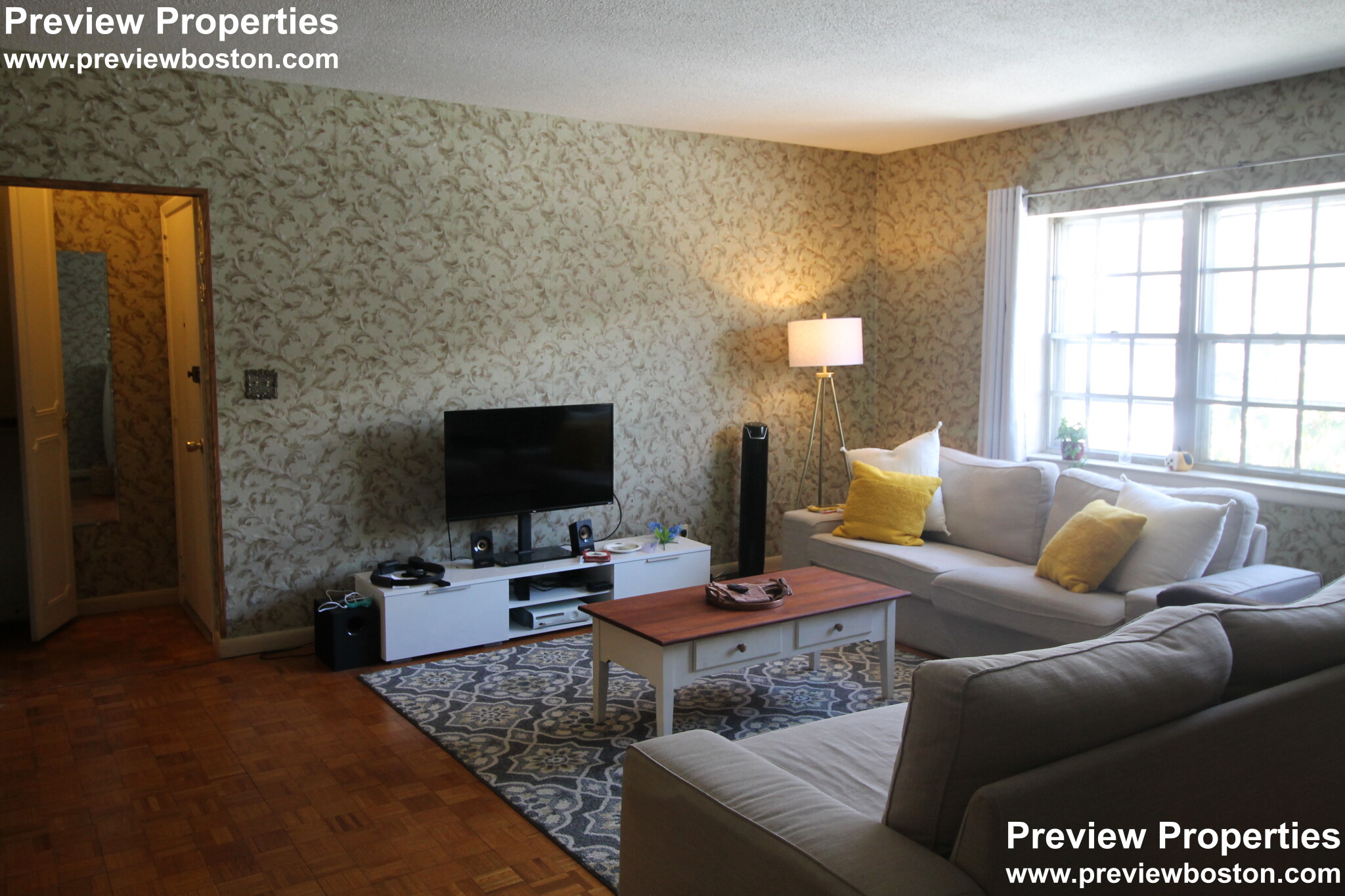 3 bed, 2 bath apartment for rent at 178 Lake Shore Rd Unit 1, Oak Square — photo 3 of 16