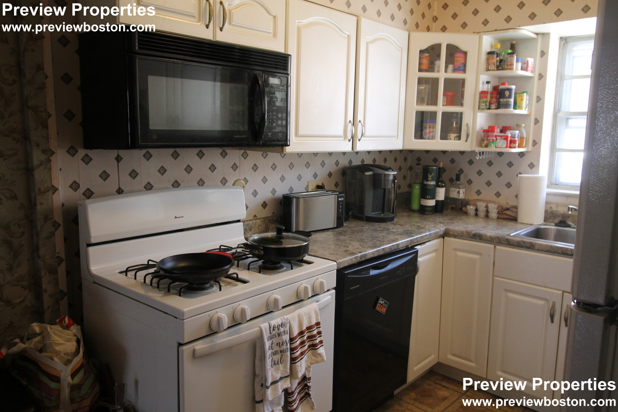 3 bed, 2 bath apartment for rent at 178 Lake Shore Rd Unit 1, Oak Square — photo 1 of 16