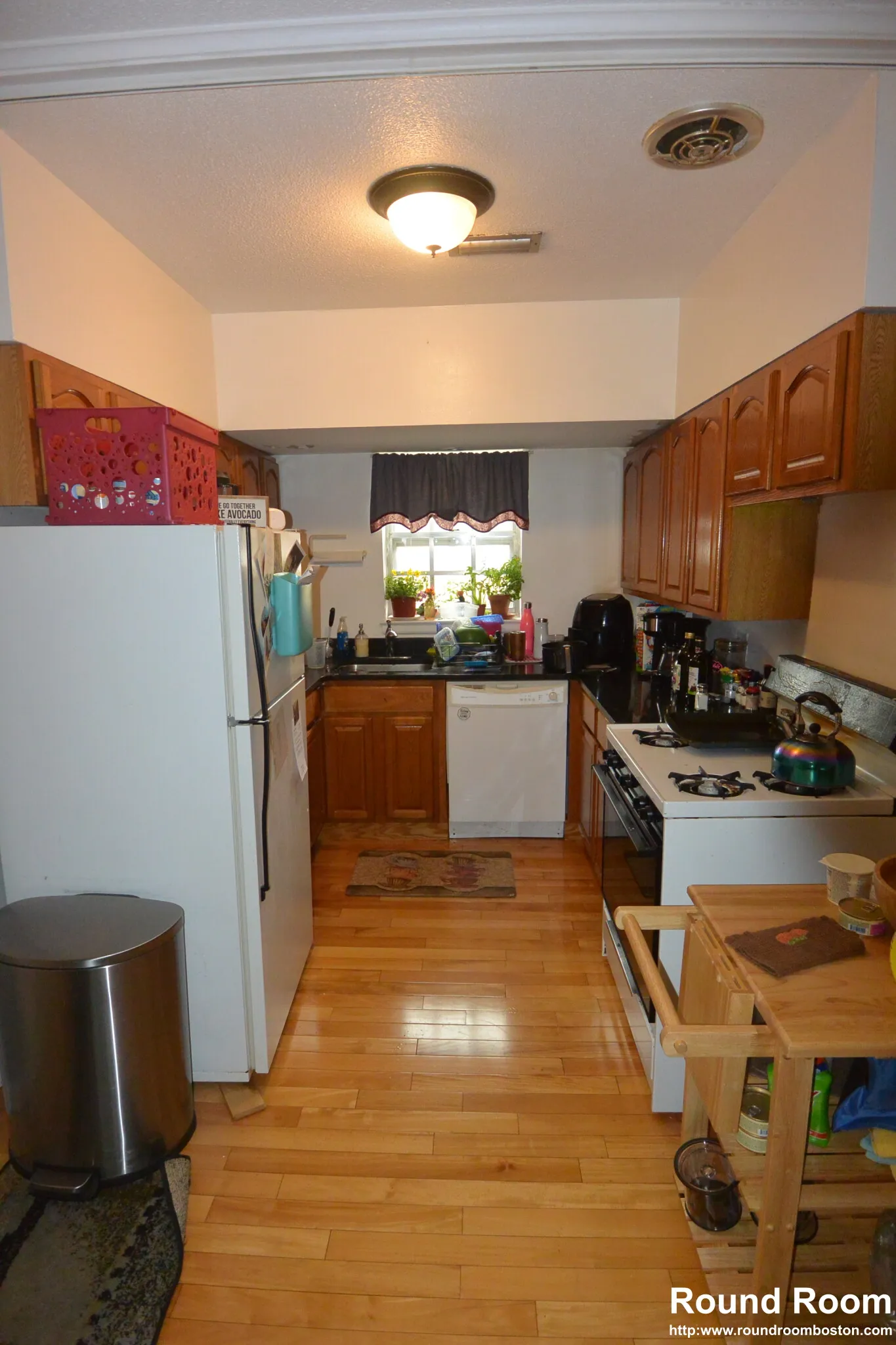 3 bed, 2 bath apartment for rent at 178 Lake Shore Rd Unit 4, Oak Square — photo 3 of 13