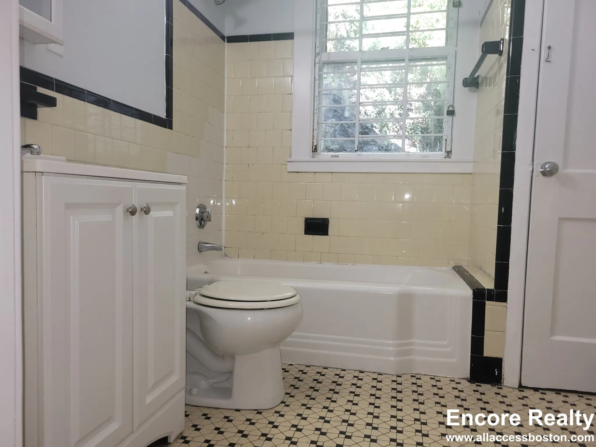 3 bed, 2 bath apartment for rent at 1789 Commonwealth Ave Unit 3, Brighton — photo 6 of 24