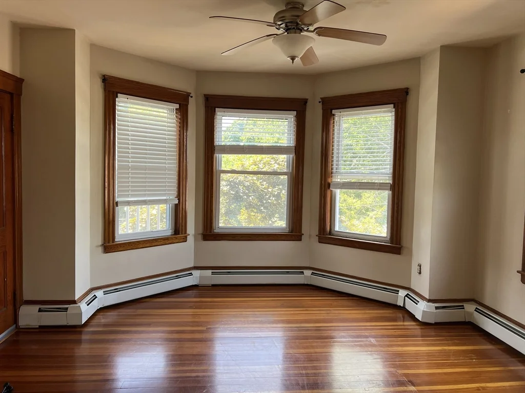 3 bed, 1 bath apartment for rent at 179-181 Grove St Unit 3, Zip 01832 — photo 4 of 16