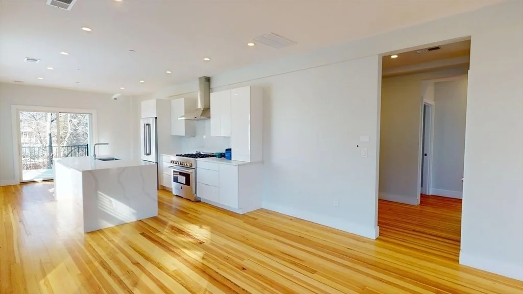 4 bed, 3 bath apartment for rent at 179 Appleton St Unit 2, West Cambridge — photo 2 of 23