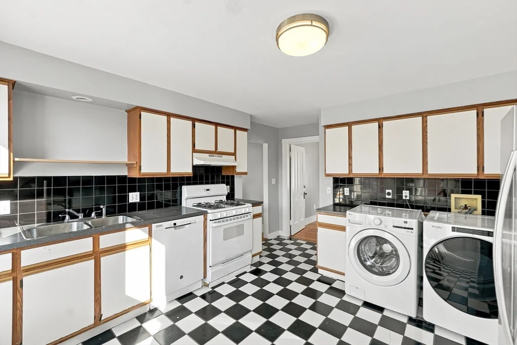 3 bed, 1 bath apartment for rent at 179 Franklin Unit 179, Quincy — photo 14 of 18
