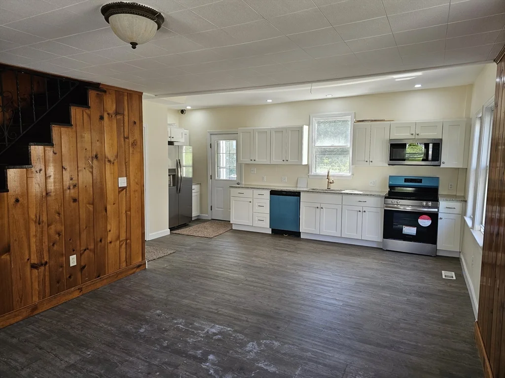 3 bed, 1 bath apartment for rent at 179 Main St Unit C, Grafton — photo 3 of 12