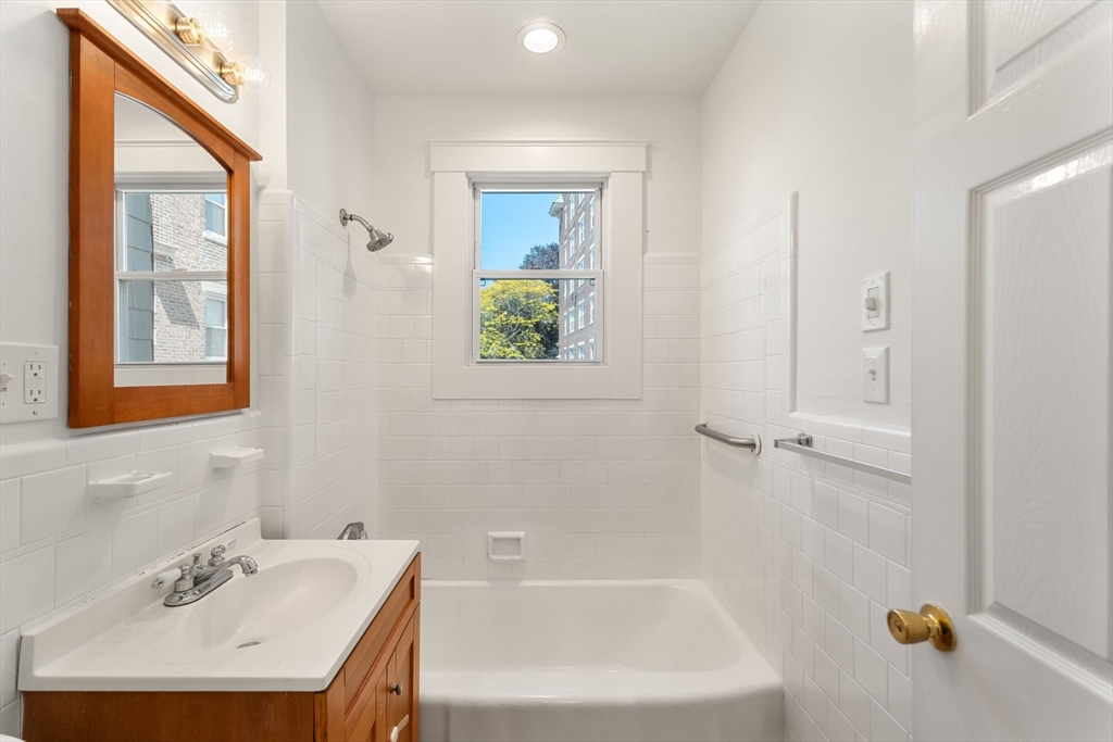 3 bed, 1 bath apartment for rent at 179 Ocean St Unit 1, Diamond District — photo 9 of 36