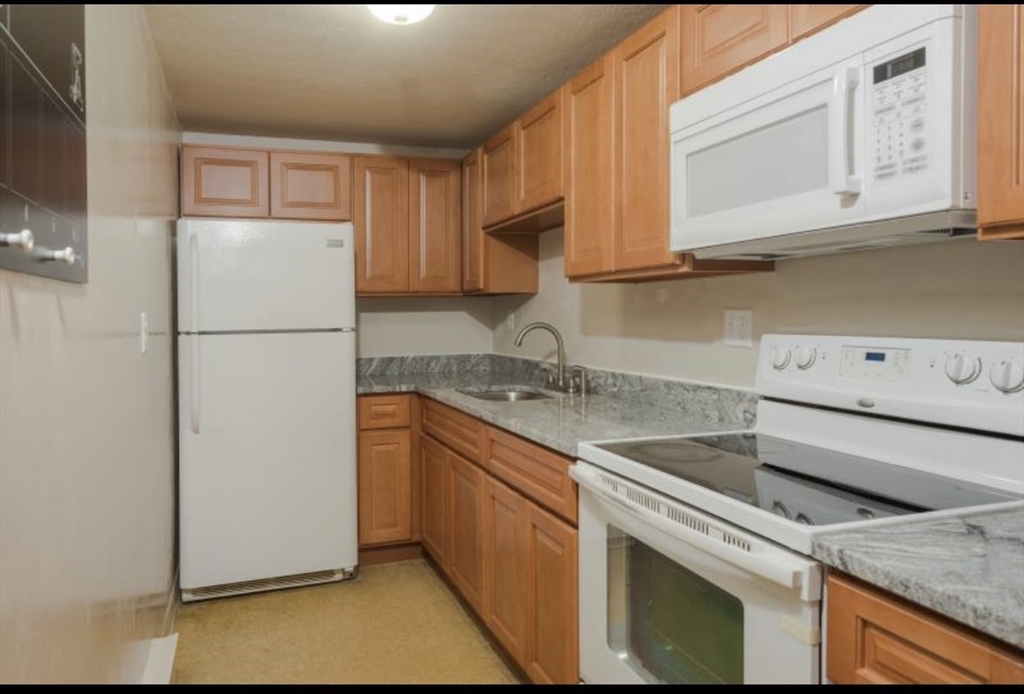 1 bed, 1 bath apartment for rent at 179 Presidents Ln Unit 1E, Quincy — photo 2 of 10