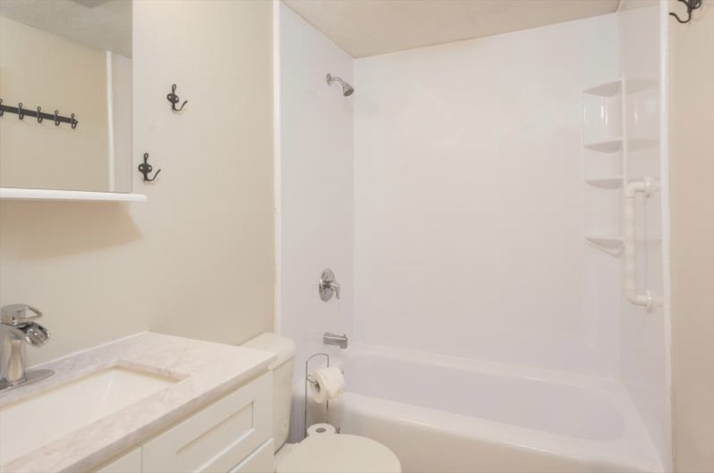 1 bed, 1 bath apartment for rent at 179 Presidents Ln Unit 1E, Quincy — photo 8 of 10