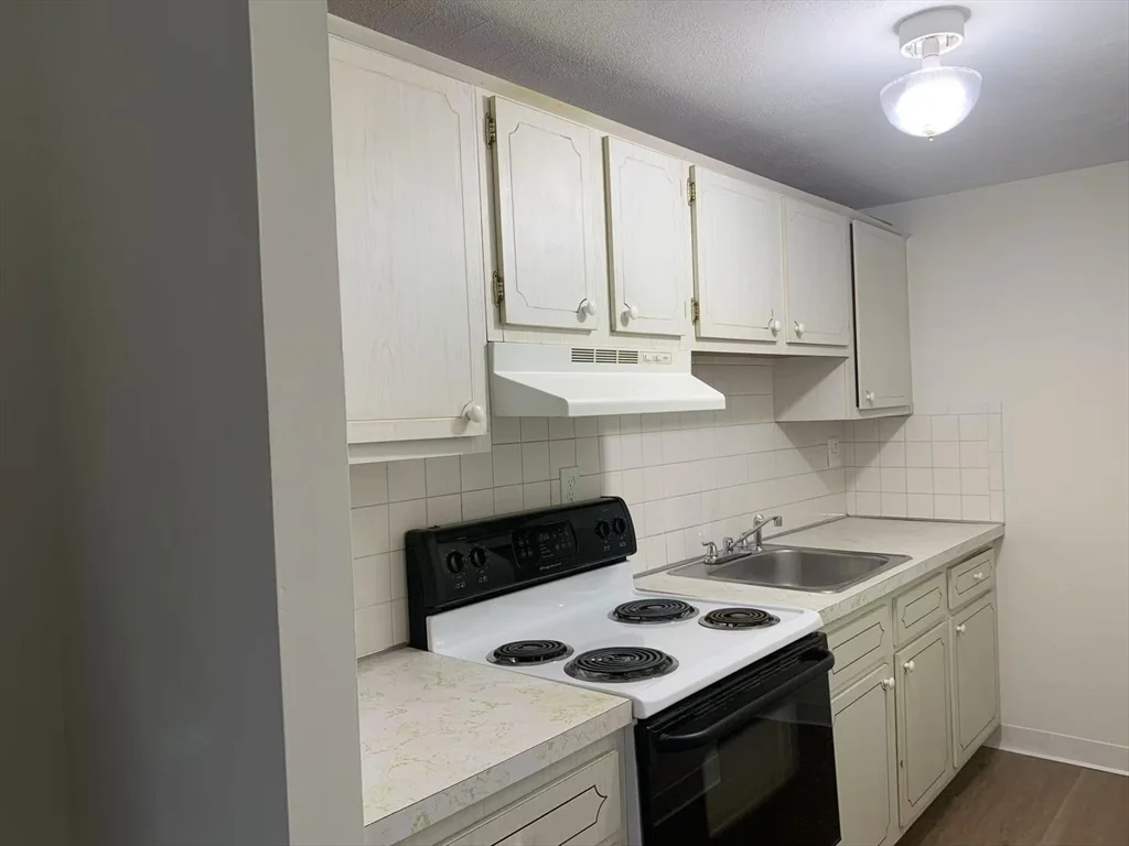 Studio bed, 1 bath apartment for rent at 179 Presidents Ln Unit 4I, Quincy — photo 2 of 6