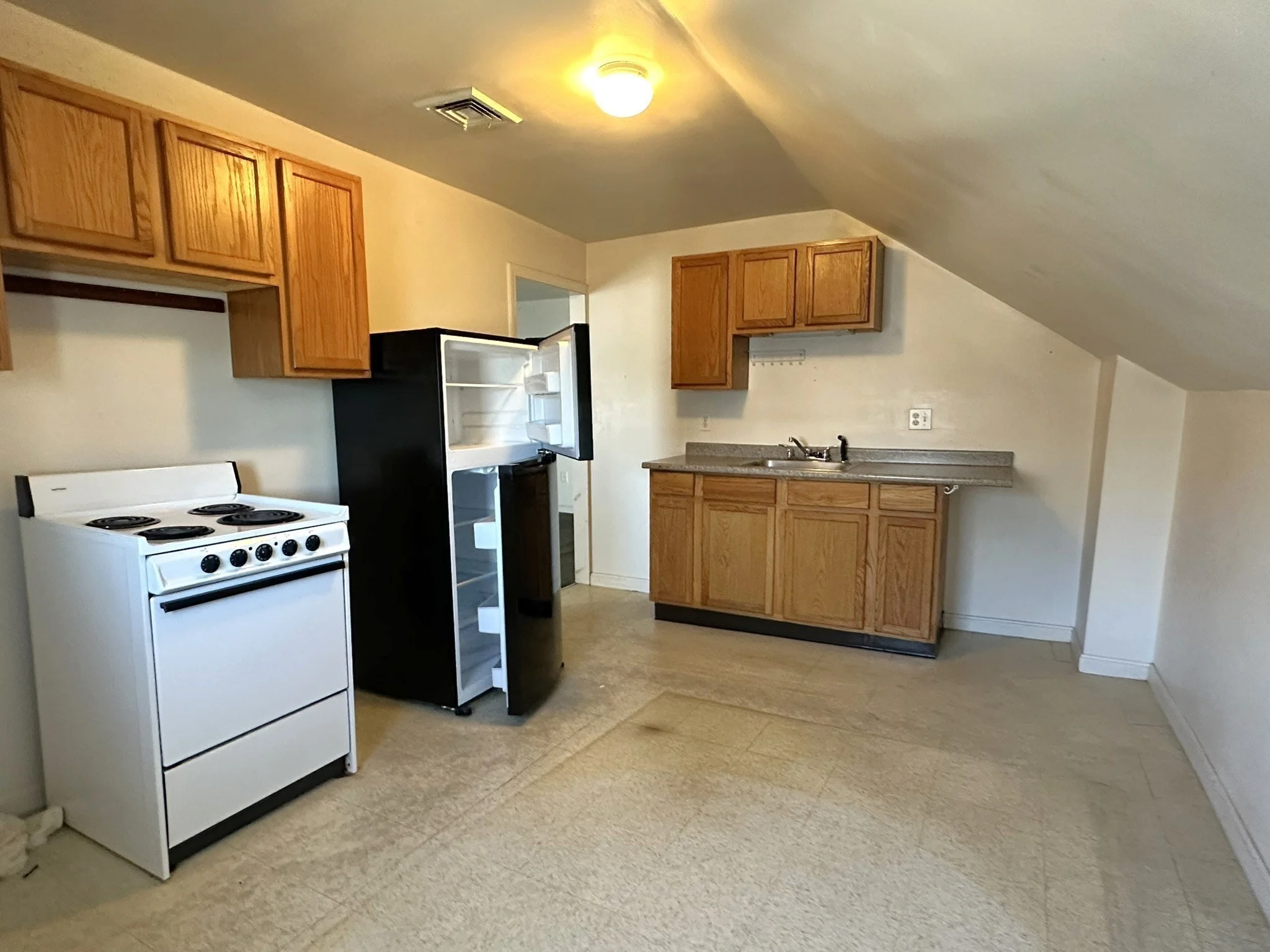 3 bed, 1 bath apartment for rent at 1791 S Main Unit 3, Fall River — photo 3 of 14