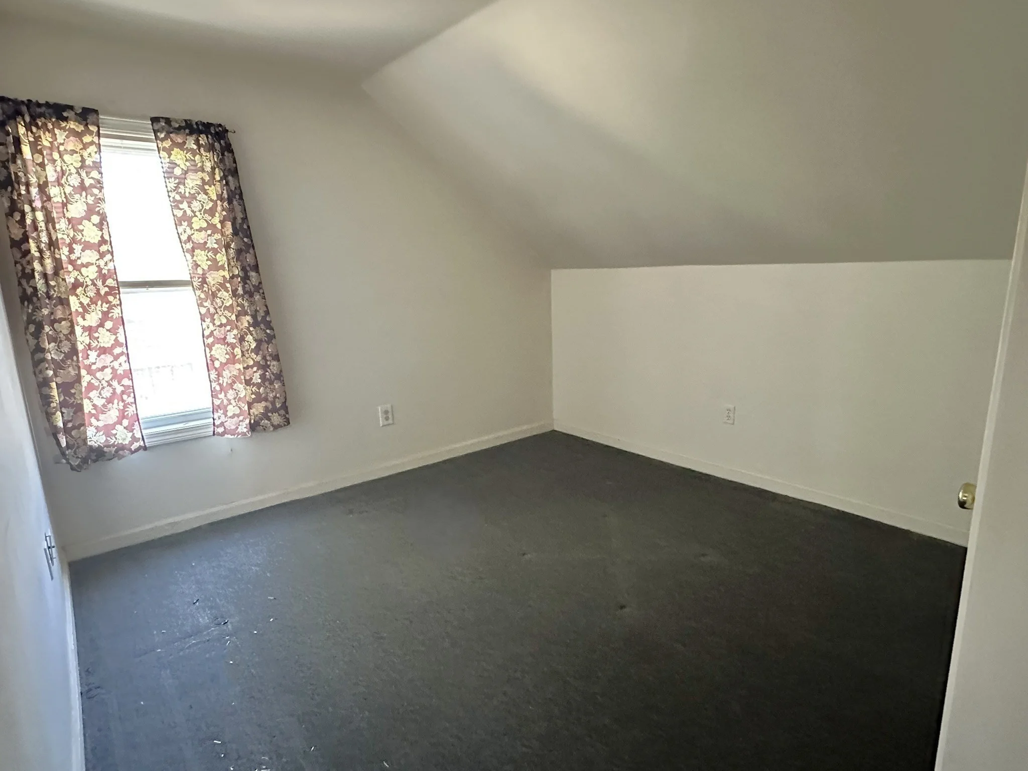 3 bed, 1 bath apartment for rent at 1791 S Main Unit 3, Fall River — photo 9 of 14