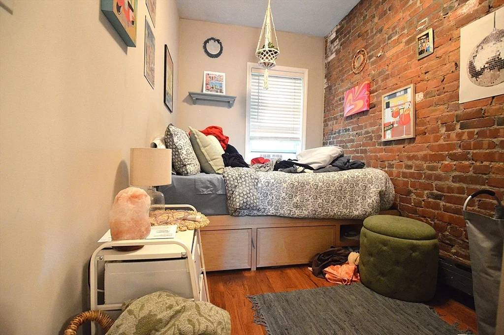3 bed, 1 bath apartment for rent at 1793 Beacon St Unit PH, Brookline — photo 10 of 11
