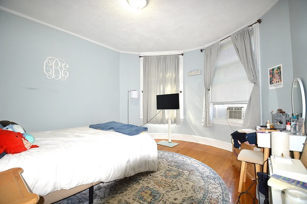 3 bed, 1 bath apartment for rent at 1793 Beacon St Unit PH, Brookline — photo 9 of 11