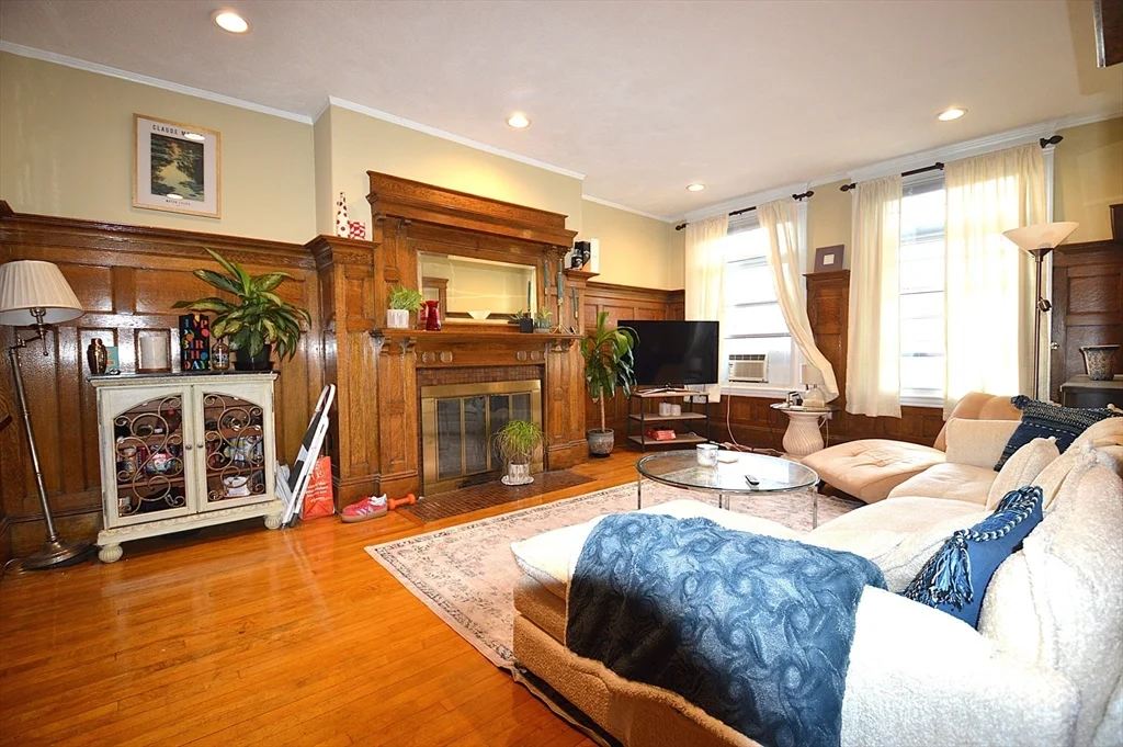 3 bed, 1 bath apartment for rent at 1793 Beacon St Unit PH, Brookline — photo 1 of 11