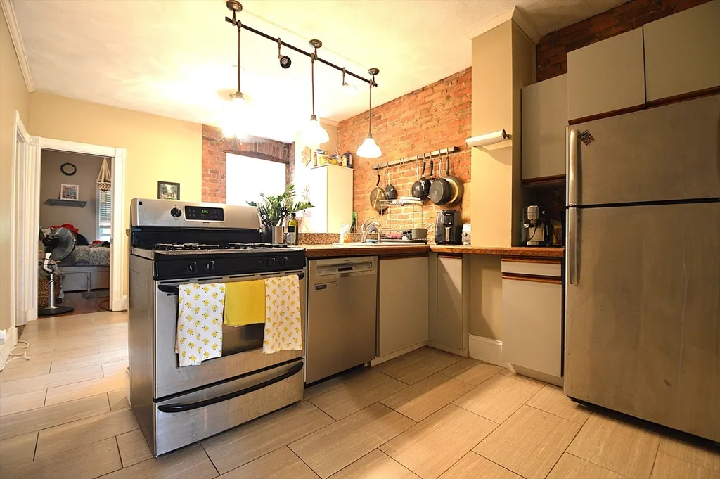 1 bed apartment for rent at 1793 Beacon Unit 5, Brookline — photo 2 of 13
