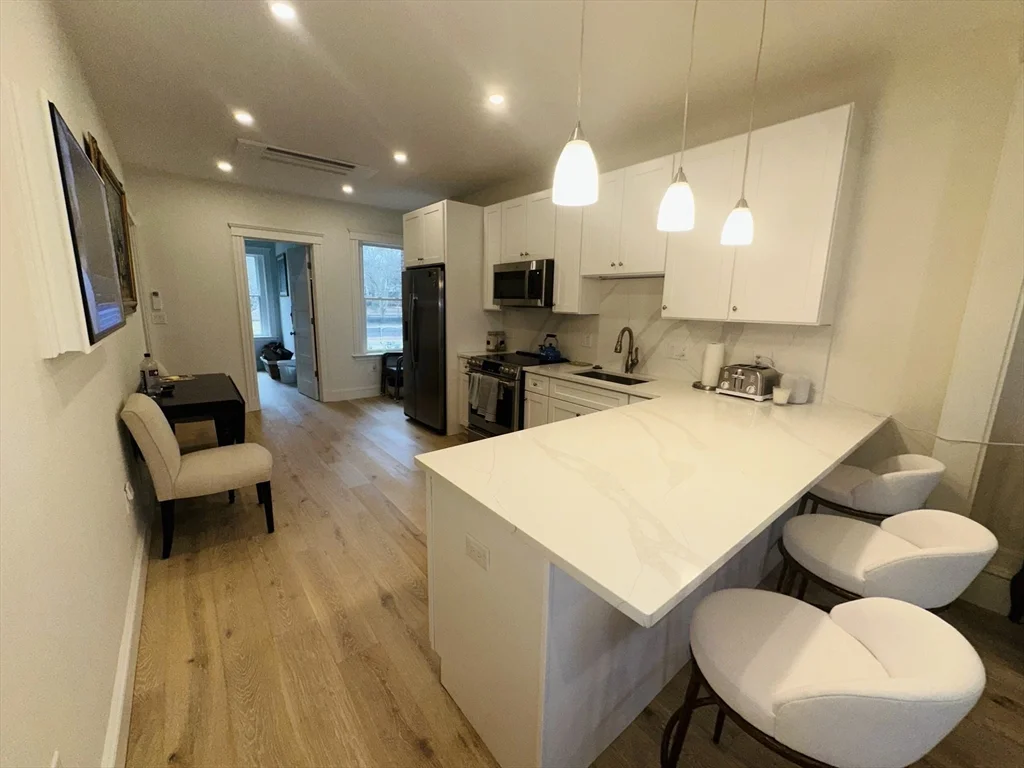 3 bed, 2 bath apartment for rent at 1797 Beacon St Unit 3, Brookline — photo 3 of 17