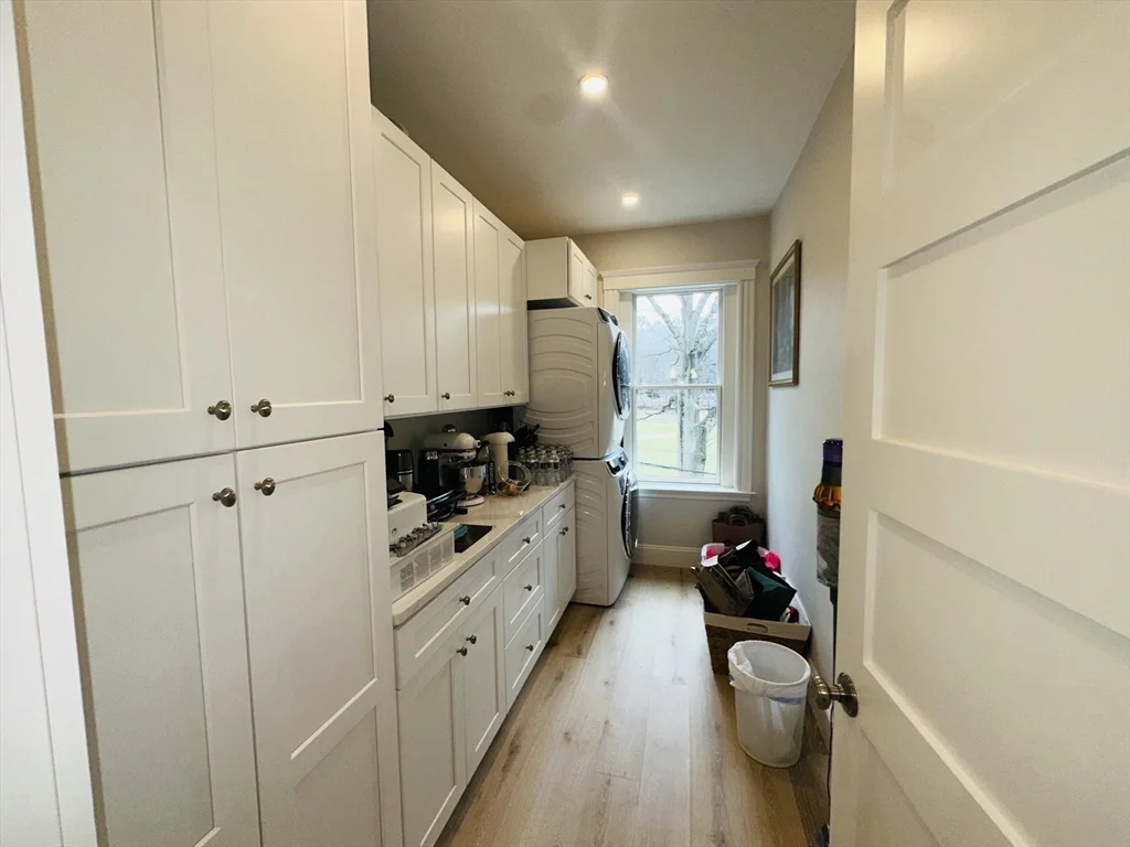 3 bed, 2 bath apartment for rent at 1797 Beacon St Unit 3, Brookline — photo 4 of 17