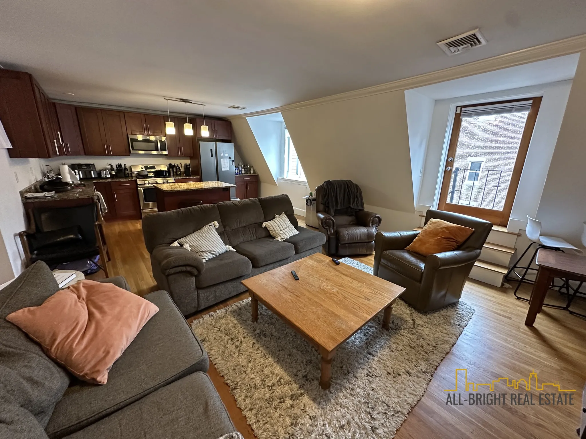 3 bed, 2 bath apartment for rent at 1798 Beacon St Unit 03, Brookline — photo 1 of 17