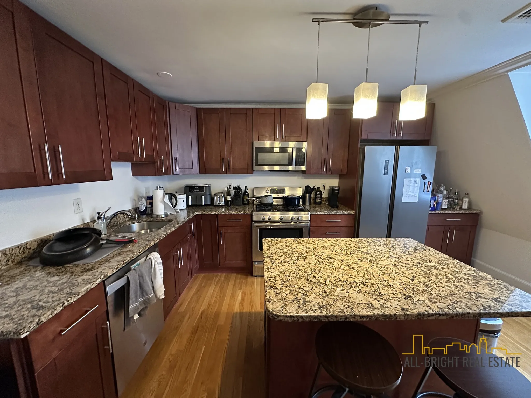 3 bed, 2 bath apartment for rent at 1798 Beacon St Unit 03, Brookline — photo 2 of 17